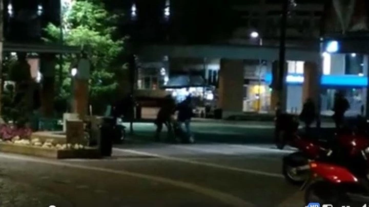 Ανατριχιαστικό βίντεο: Αδέσποτα σκυλιά επιτίθενται σε περαστικό στο κέντρο της Ξάνθης